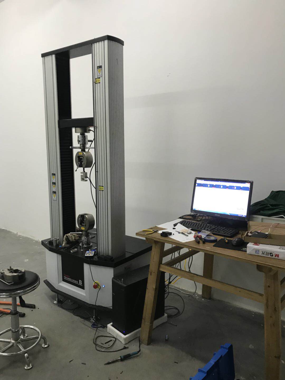微機(jī)控制雙柱萬能材料試驗機(jī)